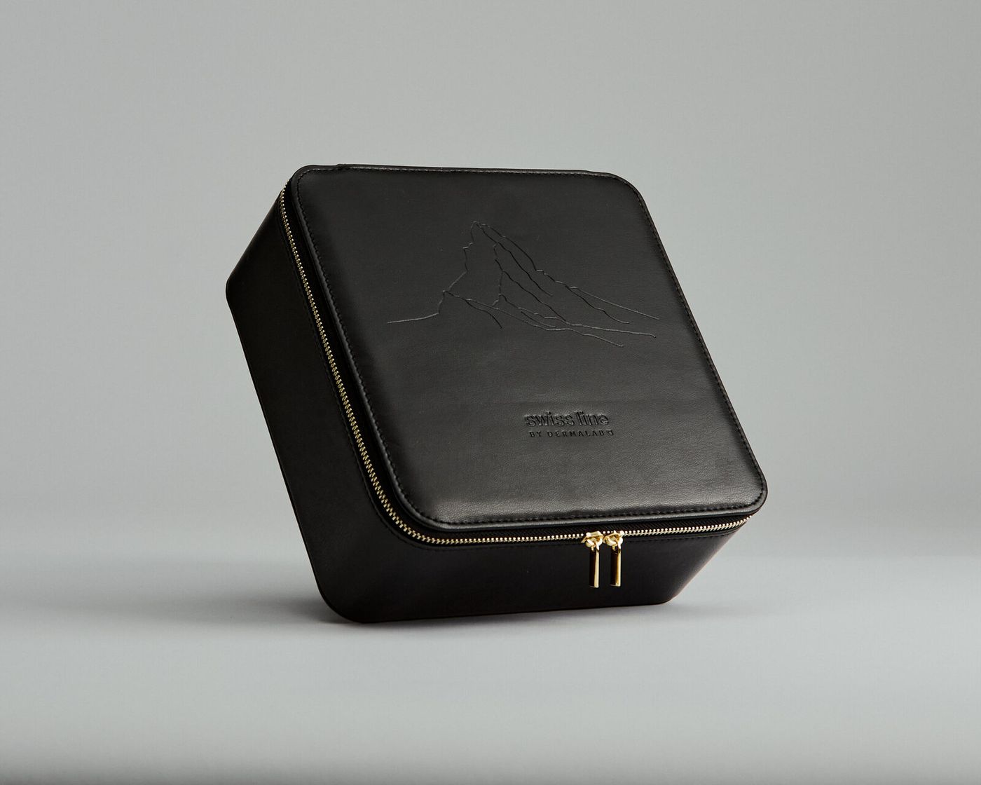La Colline, Trousse cuir